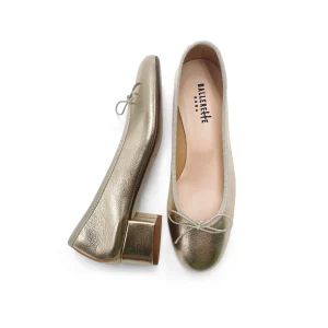 Ballerine in pelle laminata platino con tacco alto
