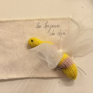 Broche abeille tricotée main