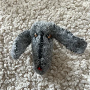 Broche loup brodée main