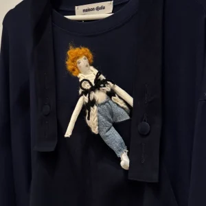 Broche « Mademoiselle DJU » tricotée & brodée main