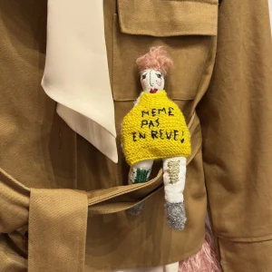 Broche « Mademoiselle DJU » tricotée & brodée main