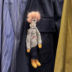 Broche « Mademoiselle DJU » tricotée & brodée main