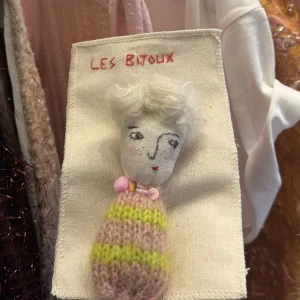 Broche « Mademoiselle DJU » brodée & tricotée main