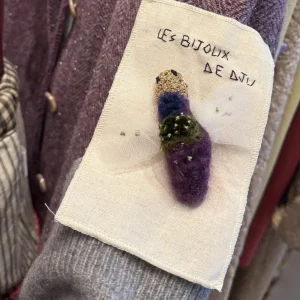 Broche abeille en laine bouillie brodée main