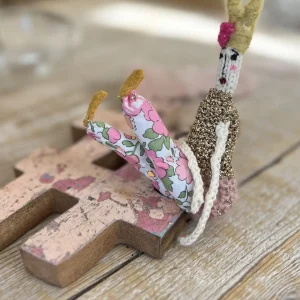 Broche « Mademoiselle DJU » tricotée main