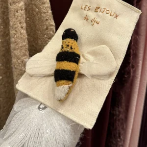 Broche abeille en laine bouillie brodée main