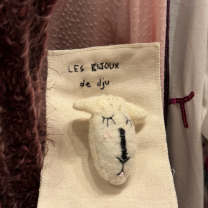 Broche mouton brodée main