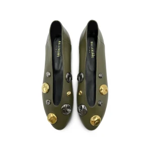 Ballerine verdi in pelle con scollo a V e borchie ferro e oro