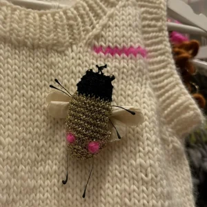 Broche scarabée crochetée main